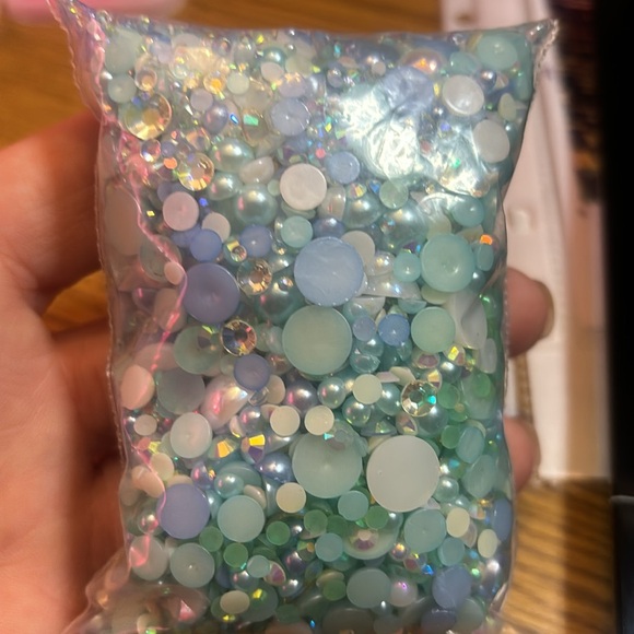 Loose resin rhinestones and pearls. - Picture 6 of 6